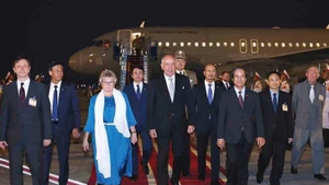 Tổng thống Hungary Sulyok Tamas và Phu nhân tới Sân bay quốc tế Nội Bài, bắt đầu thăm chính thức Việt Nam. (Ảnh: TTXVN)