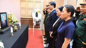 Đại sứ quán, các cơ quan bên cạnh Đại sứ quán dành một phút mặc niệm nguyên Chủ tịch nước Trần Đức Lương.