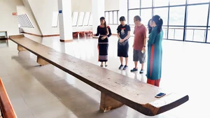 Du khách tìm hiểu về chiếc ghế K’pan được trưng bày tại Bảo tàng Đắk Lắk.