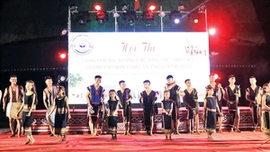 Hai thế hệ cùng biểu diễn cồng chiêng, xoang.