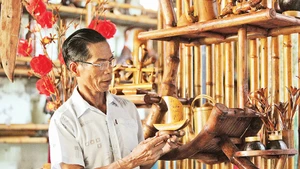 Nghệ nhân chế tác đồ tre Trần Văn Hùng. 