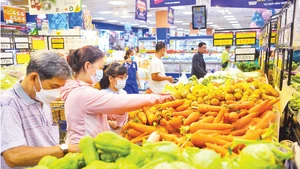 Khách hàng mua sắm thực phẩm tươi tại Co.opmart Lý Thường Kiệt (Quận 10, TP Hồ Chí Minh).