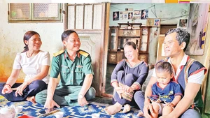 Gia đình Thiếu tá Nguyễn Văn Kiên và gia đình anh Rơ Lan Nam thường xuyên thăm hỏi, động viên nhau trong cuộc sống.