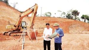 Khu tái định cư Phù Hương, xã Bạch Xa, huyện Hàm Yên mới chỉ hoàn thành san gạt mặt bằng.