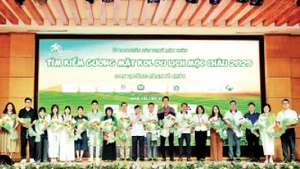 Lãnh đạo Hiệp hội Du lịch tỉnh và thị xã Mộc Châu tặng hoa. 
