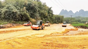 Các đơn vị thi công đang nỗ lực triển khai dự án đường liên kết vùng Hà Nội-Hòa Bình.