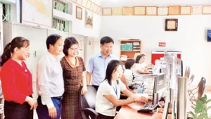 Đồng chí Nguyễn Ngọc Sơn (thứ hai từ trái sang), Phó Trưởng ban Tuyên giáo và Dân vận Tỉnh ủy Điện Biên, khảo sát hiệu quả mô hình “Chính quyền thân thiện” được thực hiện tại xã Thanh Chăn, huyện Điện Biên.