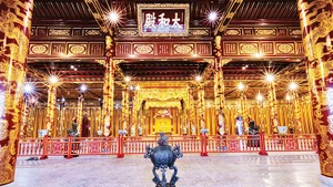 Không gian bên trong điện Thái Hòa sau đại trùng tu với vẻ đẹp đầy sự uy nghi nhưng không kém phần lộng lẫy với nhiều hạng mục được sơn son thếp vàng.
