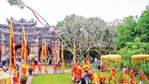 Cây nêu thướng lên đón Tết tại Hiển Lâm Các (Kinh thành Huế). ( Ảnh Hiếu Trương)