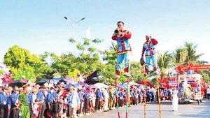 Biểu diễn cà kheo trong Ngày hội văn hóa thể thao của huyện Hải Hậu (Nam Định) năm 2024.