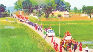 Cán bộ, nhân dân xã Hà Long, huyện Hà Trung rước, đón Bằng công nhận Di tích quốc gia đình Gia Miêu.