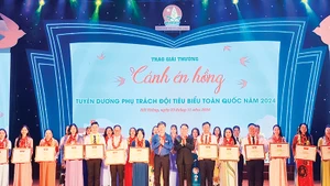 Trao giải thưởng và Bằng khen tặng các Tổng phụ trách Đội tiêu biểu xuất sắc toàn quốc.