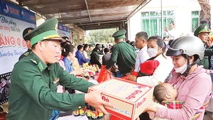 Thông qua cuộc vận động ủng hộ phong trào “Tết Nhân ái”, Hội Chữ thập đỏ tỉnh Đắk Lắk chú trọng chăm lo cho người dân nghèo khu vực biên giới vui Xuân, đón Tết.