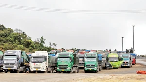 Ô-tô chở than đá từ Lào vào Việt Nam tập trung tại Cửa khẩu quốc tế La Lay trước khi theo Quốc lộ 15D về Quảng Trị. 