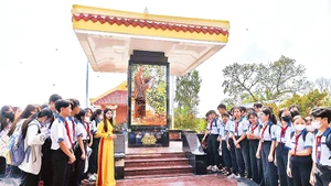 Bia kỷ niệm Bác Hồ với cây vú sữa miền nam là một trong những địa chỉ đỏ giáo dục truyền thống yêu nước cho thế hệ trẻ.