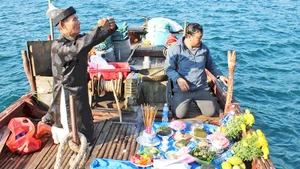 Ngư dân làng Mân Thái cúng biển đầu năm. (Ảnh Huỳnh Văn Mười)