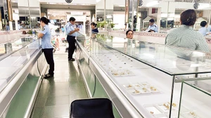 Lực lượng chức năng kiểm tra cửa hàng kinh doanh vàng trên địa bàn Thành phố Hồ Chí Minh.