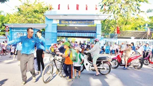 Đoàn viên, thanh niên giúp học sinh qua đường.