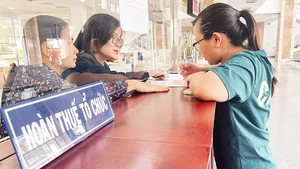 Người dân làm thủ tục thuế tại Cục Thuế Thành phố Hồ Chí Minh.