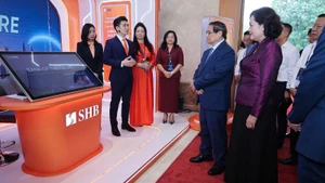 Phó Chủ tịch Hội đồng quản trị SHB Đỗ Quang Vinh trình bày giải pháp thanh toán tích hợp trước Thủ tướng và lãnh đạo Nhà nước.