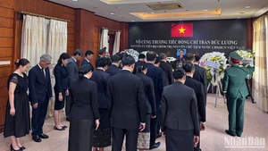 Các đoàn thành kính dâng hương, hoa tưởng niệm nguyên Chủ tịch nước Trần Đức Lương. (Ảnh: Cộng tác viên)