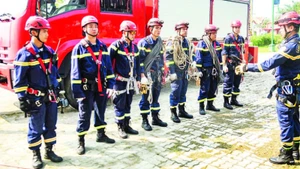  1 - Đội Cảnh sát chữa cháy, cứu nạn đặc biệt tinh nhuệ Đà Nẵng tiếp cận hiện trường triển khai các phương án cứu nạn. 