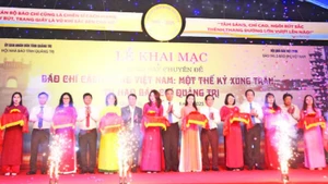 Cắt băng trưng bày chuyên đề “Báo chí cách mạng Việt Nam: Một thế kỷ xung trận và tự hào báo chí Quảng Trị”.
