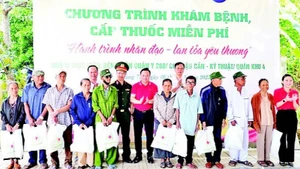 Cục Quân y, Bệnh viện Quân y 268 và Hội chữ thập đỏ tỉnh Quảng Trị trao quà tặng các gia đình chính sách. (Ảnh VÕ ĐÔNG)