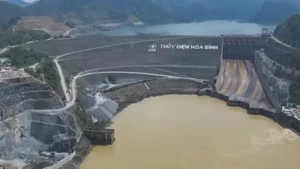[Video] Hoàn thành hạ đặt thiết bị siêu trọng tại Thủy điện Hòa Bình mở rộng