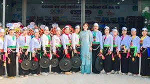 Vừa sản xuất, chị Hằng và các nhân viên người Mường vừa chú trọng giữ gìn bản sắc dân tộc mình.