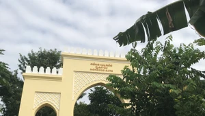 Chiếc cổng Maroc đã hiện diện tại xã Tản Lĩnh, huyện Ba Vì, Hà Nội hơn sáu thập kỷ. 