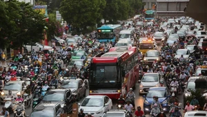 Mật độ phương tiện lớn đã tạo áp lực cho môi trường và hạ tầng Thủ đô Hà Nội. Ảnh: ĐẠT THÀNH 
