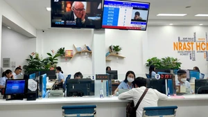 Người dân đến làm thủ tục đăng ký giao dịch bảo đảm tại Trung tâm đăng ký giao dịch, tài sản Thành phố Hồ Chí Minh. (Ảnh: HƯƠNG NGUYÊN)
