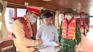 Cảnh sát giao thông đường thủy Công an tỉnh Quảng Ninh phối hợp với các lực lượng chức năng tăng cường kiểm tra các tàu du lịch chở khách tham quan Vịnh Hạ Long.
