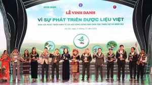 Bộ trưởng Y tế Đào Hồng Lan trao Cúp vinh danh Vì sự phát triển dược liệu Việt cho các hợp tác xã tiêu biểu.