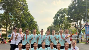 Đội tuyển thể dục nghệ thuật Thành phố Hồ Chí Minh trong buổi hợp luyện cho buổi lễ diễu hành.