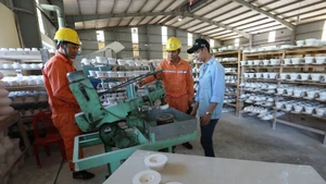 Hướng dẫn sử dụng tiết kiệm điện trong sản xuất gốm sứ. Ảnh: Ngọc Hà