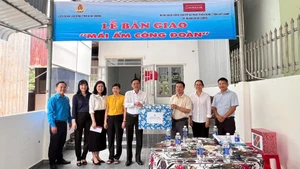 Người lao động nghèo vui mừng đón nhận "Mái ấm công đoàn". Nguồn: Liên đoàn Lao động tỉnh Bình Dương