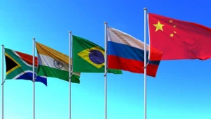 Đại diện cho sự trỗi dậy của các quốc gia Nam và Đông bán cầu, vị thế cũng như tầm ảnh hưởng của khối BRICS ngày càng phát triển.