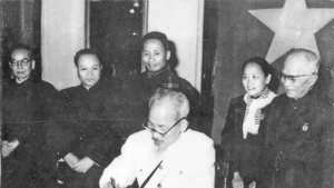 Ngày 1/1/1960, Chủ tịch Hồ Chí Minh ký sắc lệnh công bố Hiến pháp xã hội chủ nghĩa đầu tiên của nước ta. (Ảnh Tư liệu)