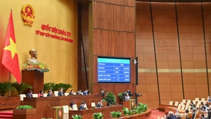 Quốc hội biểu quyết thông qua Nghị quyết quy định về xử lý một số vấn đề liên quan đến sắp xếp tổ chức bộ máy nhà nước, sáng 19/2. Ảnh: DUY LINH