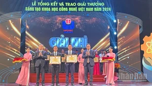 Nhóm tác giả Công ty Trách nhiệm hữu hạn Một thành viên Điện lực Đà Nẵng nhận giải Nhì từ Ban tổ chức.