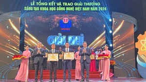 Nhóm tác giả Công ty Trách nhiệm hữu hạn Một thành viên Điện lực Đà Nẵng nhận giải Nhì từ Ban tổ chức.