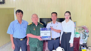 Nhà máy X48 tặng quà gia đình chính sách trên địa bàn phường Quang Hanh năm 2024. Ảnh: PTB