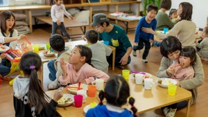 Quán ăn còn là nơi để trẻ em vui chơi, thư giãn và giao lưu. Ảnh | Nippon