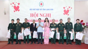 Hội Chữ thập đỏ tỉnh Lạng Sơn tặng quà cho các nạn nhân chất độc da cam. (Ảnh: Anh Tuấn)