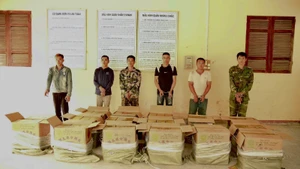 Các đối tượng cùng tang vật bị bắt giữ tại Đồn Biên phòng Bình Nghi. 