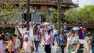 Du khách tham quan Đại Nội Huế - thành phố Huế.