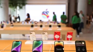 Hành trình đưa những chiếc iPhone sản xuất ở Ấn Độ ngược trở về thị trường Mỹ để né thuế là một biểu hiện bất ổn xã hội.