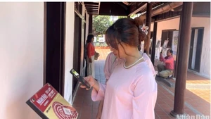 Du khách check-in "Yêu lắm Việt Nam" tại Bình Thuận.